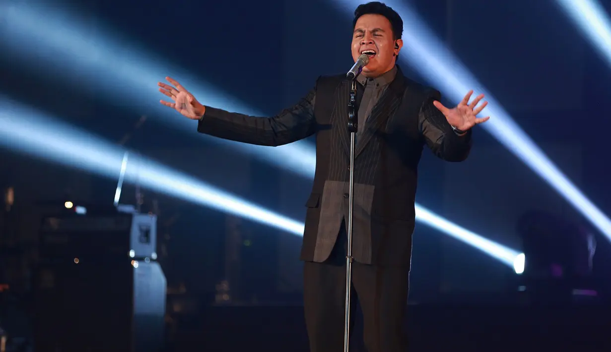 Setelah berhasil menghanyutkan perasaan penonton melalui lagu Baru miliknya, Tulus membuat penonton antusias dengan mempersembahkan lagu hits Ari Lasso, Mengejar Matahari. (Deki Prayoga/Bintang.com)