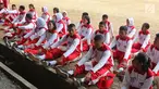 Sejumlah calon anggota Pasukan Pengibar Bendera (Paskibra) Nasional 2019 beristirahat seusai mengikuti latihan di PPPON Cibubur, Jakarta, Selasa (30/7/2019). Saat ini, 68 orang anggota Paskibraka nasional 2019 sedang menjalani pendidikan dan pelatihan intensif. (Liputan6.com/Herman Zakharia)