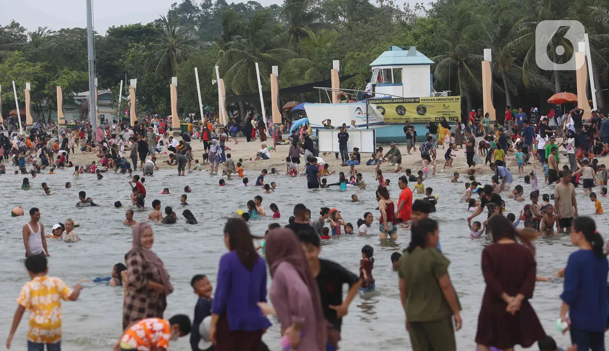 <p>Pengunjung memadati kawasan Pantai Ancol di Taman Impian Jaya Ancol, Jakarta, Rabu (4/5/2022). Objek wisata tersebut kembali ramai dikunjungi wisatawan pada saat liburan Hari Raya Idul Fitri 1443 H setelah dua tahun sebelumnya sempat mengalami penurunan kunjungan wisatawan akibat pandemi Covid-19. (Liputan6.com/Herman Zakharia)</p>