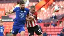 Penyerang Chelsea, Olivier Giroud berebut bola dengan pemain Sheffield United, Phil Jagielka pada pekan ke-35 Liga Inggris di Bramall Lane, Minggu (12/7/2020) dini hari WIB. Chelsea dihajar 0-3 oleh Sheffield United. (Peter Powell/Pool via AP)