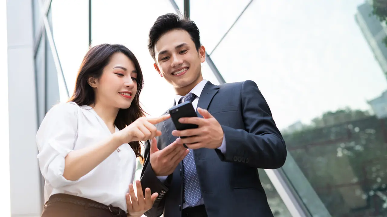 pria perempuan rekan kerja pasangan