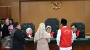 Penyanyi religi Sulis dan terdakwa Ahmad Nizar Fahmi berbincang dengan ketua hakim saat persidangan kasus penipuan investasi percetakan di Pengadilan Negeri Depok, Jawa barat, Selasa (17/1). (Liputan6.com/Herman Zakharia)