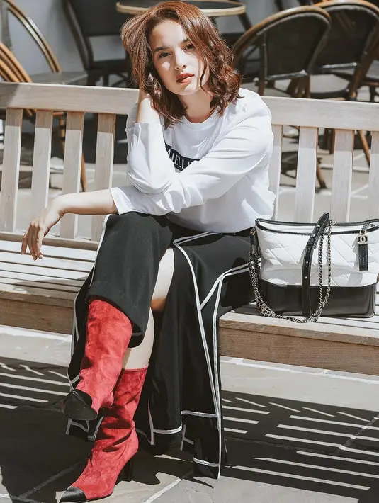 Berprofesi sebagai seorang aktris, Chelsea selalu memerhatikan penampilannya dalam setiap kesempatan. Gaya berbusananya selalu berhasil membuat orang-orang tak bosan melihatnya. (Instagram/chelseaislan)