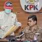 Wakil Ketua KPK Laode M Syarif bersama petugas bersiap menunjukkan barang bukti hasil OTT Ketum PPP Romahurmuziy, di gedung KPK, Sabtu (16/3). KPK menetapkan Romi sebagai tersangka suap pengisian jabatan di Kementerian Agama. (Liputan6.com/Faizal Fanani)