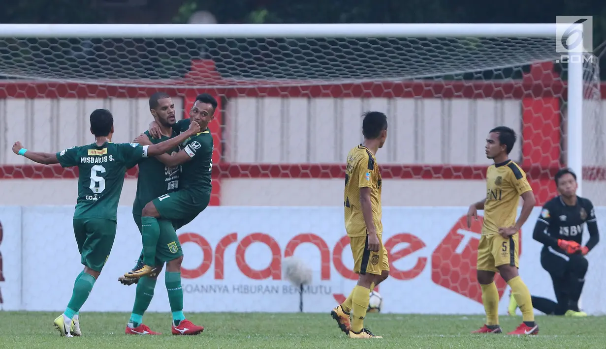Pemain Persebaya merayakan gol David Aparecido Da Silva (kedua kiri) saat melawan Bhayangkara FC pada lanjutan Go-Jek Liga 1 Indonesia bersama Bukalapak di Lapangan PTIK, Jakarta, Rabu (11/7). Laga berakhir imbang. (Liputan6.com/Helmi Fthriansyah)