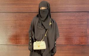 Umi Pipik membuka lembaran 2025 dengan mengenang Uje meninggal sebagai titik balik yang membuatnya makin kuat mengarungi beragam ujian hidup. (Foto: Dok. Instagram @_ummi_pipik_)