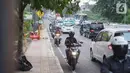Pengendara motor melaju melawan arus lalu lintas arus di Jalan TB Simatupang, Pasar Rebo, Jakarta, Rabu (16/10/2019). Selain melanggar hukum, perilaku buruk pemotor untuk menghindari macet tersebut juga mengganggu kenyamanan pengguna jalan lain. (Liputan6.com/Immanuel Antonius)