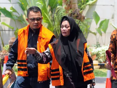 Anggota DPRD Sumut nonaktif Helmiati (tengah) dan Ketua Fraksi PAN DPRD Lampung nonaktif Agus Bhakti Nugroho (kiri) tiba di Gedung KPK, Jakarta, Rabu (31/10). Keduanya akan menjalani pemeriksaan lanjutan. (Merdeka.com/Dwi Narwoko)