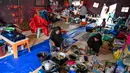 Untuk diketahui, sudah hampir tiga bulan berlalu sejak bencana melanda, namun pembangunan hunian sementara (Huntara) yang dijanjikan bagi para penyintas belum juga rampung. Tampak dalam foto, para pengungsi memasak makanan untuk berbuka puasa Ramadan di tenda yang menampung para korban banjir di Meurah Dua, Kabupaten Pidie Jaya, Provinsi Aceh, pada 21 Februari 2026, setelah banjir dan tanah longsor dahsyat melanda Sumatra, akhir November 2025 lalu. (CHAIDEER MAHYUDDIN/AFP)