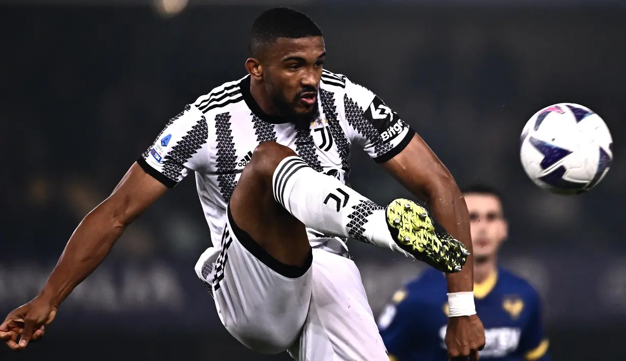 <p>Bek Juventus, Bremer mengontrol bola saat bertanding melawan Verona pada pertandingan lanjutan Liga Serie A Italia di stadion Bentegodi di Verona, Jumat (11/11/2022). Dengan kemenangan ini, Juventus naik ke peringkat empat klasemen dengan 28 poin. (AFP/Marco Bertorello)</p>