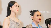 Anya lebih bergaya feminim mengenakan dress. Sedangkan Raihanun bergaya lady boss dengan blazer oversizenya. [@anyageraldine]