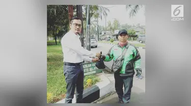 Seorang ojek online rela mengantar pesanan bangkai kucing yang mati terlindas lalu menguburkannya.