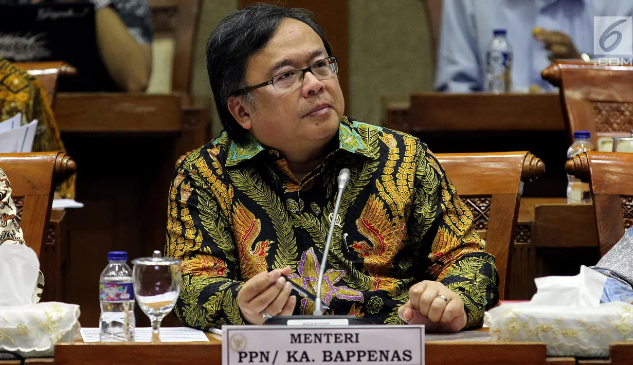 Menteri PPN/Kepala Bappenas Bambang Brodjonegoro mengikuti rapat kerja dengan Komisi XI di Gedung DPR RI, Jakarta, Rabu (19/9). Bambang memaparkan pagu anggaran 2019 untuk Kementerian PPN/Bappenas turun menjadi Rp1,781 triliun. (Liputan6.com/Johan Tallo)