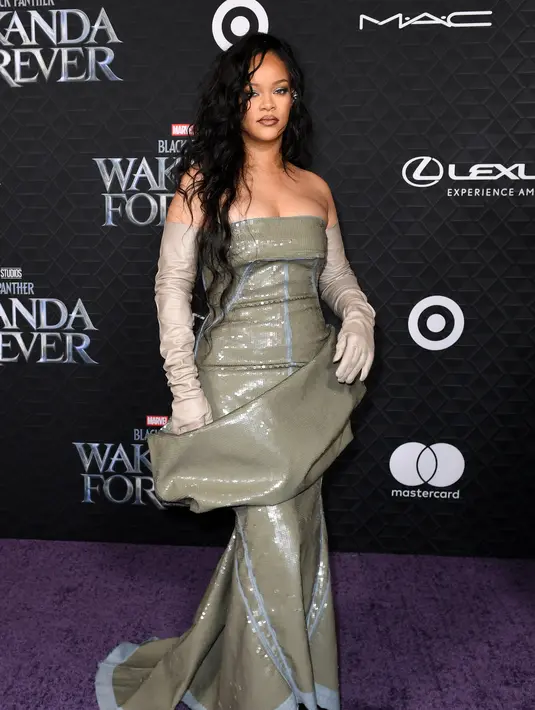 Rihanna berpose saat menghadiri pemutaran perdana film "Black Panther: Wakanda Forever" Marvel Studios di Dolby Theatre di Hollywood, California, pada 26 Oktober 2022. Penyanyi Umberella ini melengkapi penampilannya dengan lipstik plum dibibirnya. (AFP/Valeri Macon)