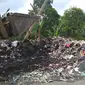 Cairan limbah medis berbahaya yang menumpuk di TPS di Cirebon ternyata masuk ke Sungai Winong. Sungai itu sering mengairi sawah petani. (Liputan6.com/Panji Prayitno)