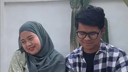 Meski sosoknya jarang terlihat di layar kaca, Musdalifah masih kerap mengisi acara off air. Sejak pandemi, bintang sinetron '3 Sempruuul Mengejar Surga 5' itu memilih untuk beralih aktif di media sosial dengan membuat konten. Bersama sang suami, wanita 25 tahun itu membuat konten menghibur di TikTok dan Instagram. (Liputan6.com/IG/@musdalifahbasri)