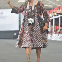 Menteri yang satu ini memang punya gaya yang unik, selain punya tato, masyarakat juga tahu kalau Susi Pudjiastuti suka merokok. (Istimewa)