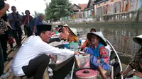 Walikota Palembang, Harnojoyo, berbincang-bincang dengan pedagang Pasar Terapung Sungai Sekanak (Liputan6.com/Nefri Inge)