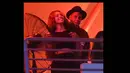 Beyonce terus tersenyum lebar ketika dipeluk sang suami, Jay-Z, Senin (1/9/14). (Dailymail)