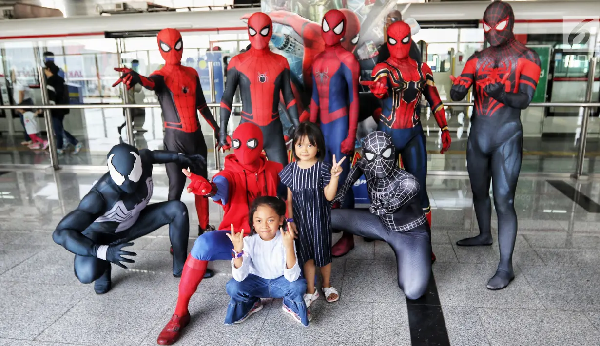 Anak-anak berpose dengan Spider-Man yang tergabung dalam komunitas Spider-Verse Indonesia di stasiun Light Rail Transit (LRT) di kawasan Jakarta, Minggu (21/7/2019). Dalam aksinya, mereka melakukan penggalangan dana untuk donasi anak penderita hydrocephalus. (Liputan6.com/Johan Tallo)