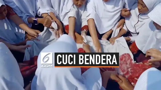 Jelang HUT Ke-74 RI, puluhan siswa SD di Serang, Banten melakukan tradisi mencuci bendera.