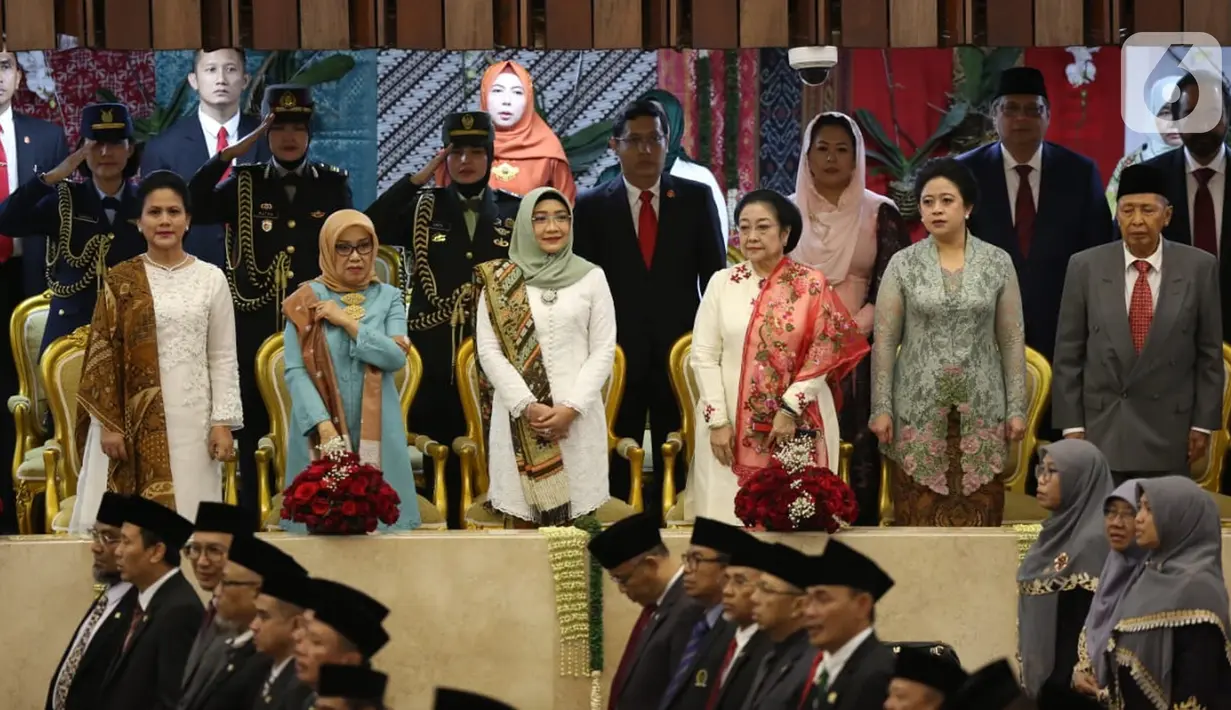 Ketua Umum PDIP Megawati Soekarnoputri didampingi Ketua DPR Puan Maharani menghadiri pelantikan Presiden dan Wapres 2019 di Gedung MPR/DPR/DPD RI, Senayan, Jakarta, Minggu (20/10/2019). Jokowi-Ma'ruf Amin resmi dilantik sebagai Presiden dan Wapres RI periode 2019-2024. (Liputan6.com/Johan Tallo)