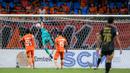 <p>Kiper Borneo FC, Angga Saputra kebobolan gol pertama yang dicetak pemain Madura United, Dalberto pada laga leg kedua semifinal Championship Series BRI Liga 1 2023/2024 di Stadion Batakan, Balikpapan, Kalimantan Timur, Minggu (19/5/2024). (Bola.com/Bagaskara Lazuardi)</p>