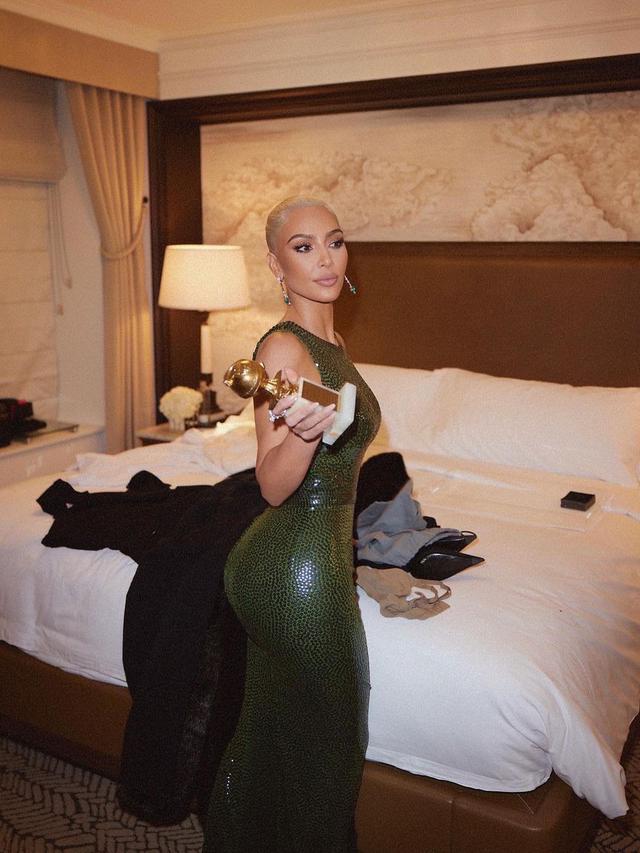 Kim Kardashian pakai gaun lain Marilyn Monroe setelah Met Gala 2022. (dok. Instagram @kimkardashian/https://www.instagram.com/p/CdOTrhNFJAe/)