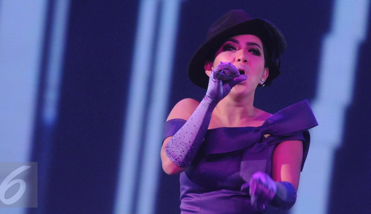 Syahrini tampil enerjik saat Konser Raya 22 Indosiar, Jakarta, Rabu (11/1). Gaya Syahrini yang sedikit centil membuat panggung Konser Raya semakin meriah. (Liputan6.com/Helmi Afandi)