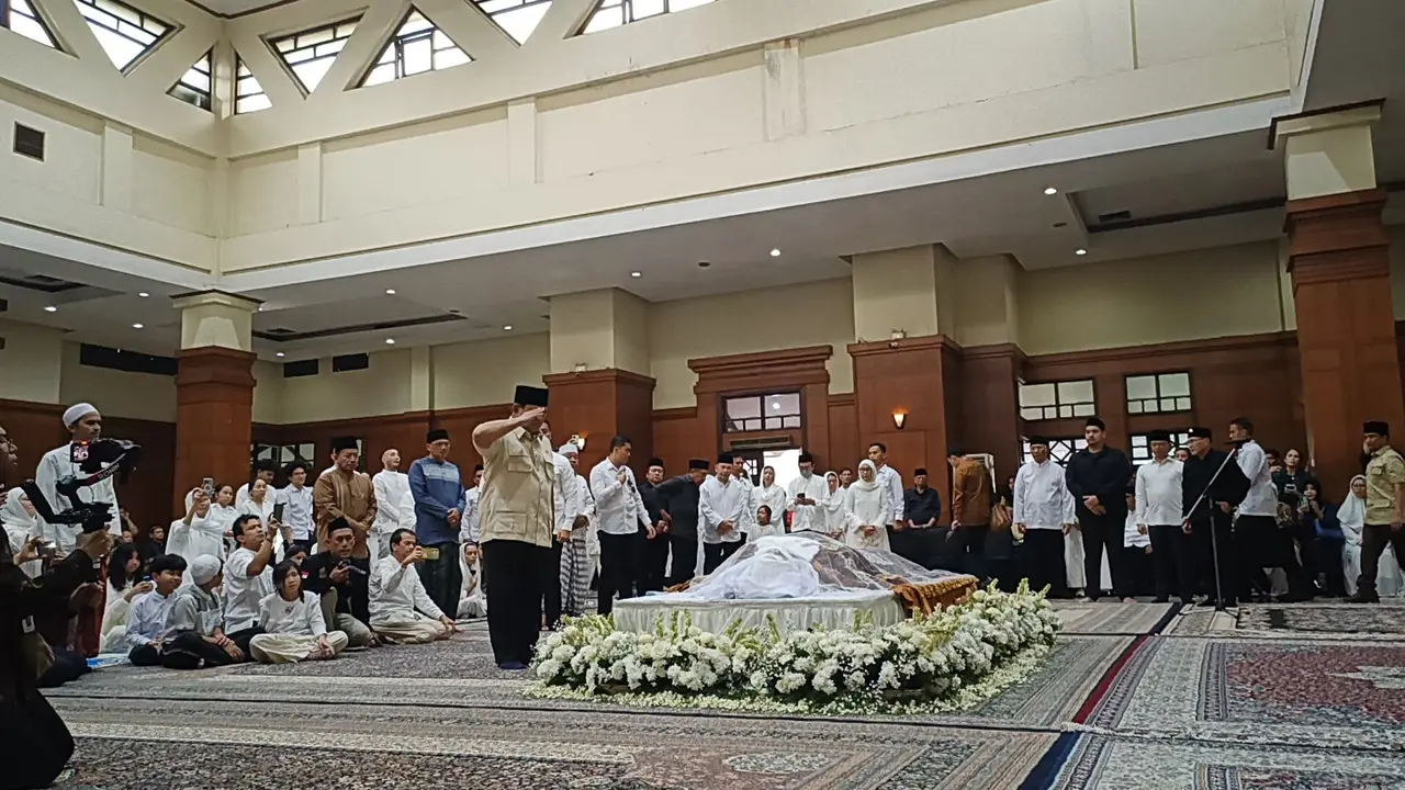 Presiden Prabowo Subianto memberikan hormat terakhir untuk Wakil Gubernur Jakarta periode 1982-1987 yang juga tokoh pencak silat Mayjen TNI (Purn) Eddie Marzuki Nalapraya.