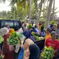 Warga Pulau Rempang mempertegas penolakan terhadap relokasi dengan cara membagikan sayur mayur sebagai bukti bahwa tanpa investasi mereka cukup makmur dan lingkungan hidup tetap terjaga. Foto: liputan6.com/ajang nurdin&nbsp;