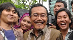Suswono menyambut pertanyaan wartawan dengan santai. Proses tanya jawabpun berlangsung penuh keakraban, Jakarta, Kamis (30/10/2014). (Liputan6.com/Miftahul Hayat)