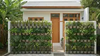 7 Model Rumah Kecil Tapi Luas dengan Pagar Tanaman Hijau, Solusi Hunian Asri dan Nyaman di Lahan Terbatas (Foto: Gemini AI)