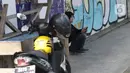 Pengemudi ojek online beristirahat di Kawasan Jalan Siliwangi, Kota Tasikmalaya, Jawa Barat, Sabtu (3/9/2022). Pemerintah resmi menaikkan harga BBM Bersubsidi pada Sabtu (3/9) pukul 14.30 WIB. Harga BBM Subsidi jenis Pertalite naik dari Rp 7650 ke Rp 10.000,- dan Pertamax dari Rp 12.500 ke Rp 14.500,-(Liputan6.com/Helmi Fithriansyah)