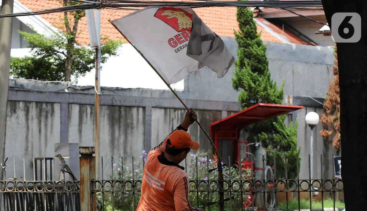 APK yang dicopot mulai dari spanduk, baliho, hingga bendera partai politik (parpol). (Liputan6.com/Herman Zakharia)