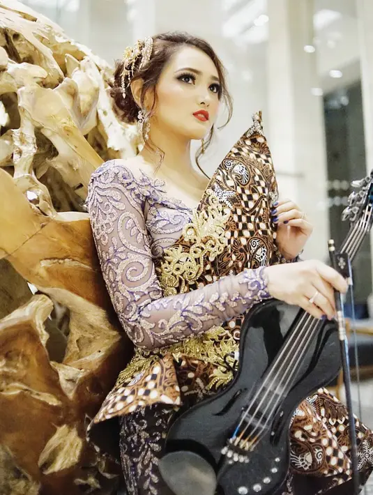 Penyanyi dan juga aktris ini sukses memadukan musik pop dengan budaya Indonesia. Terlihat dari begitu kerapnya Tara berpakaian kebaya saat mengisi acara-acara. (Liputan6.com/IG/@taraadia)