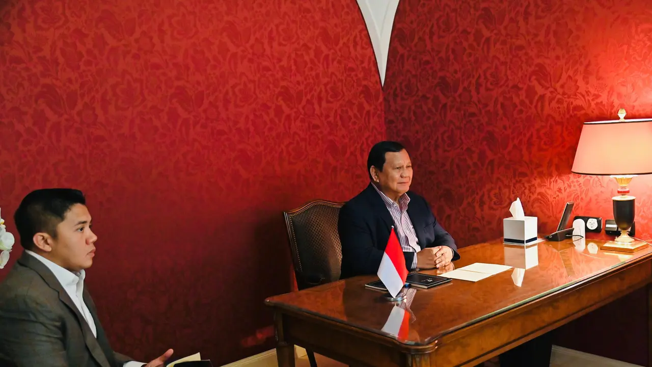 Presiden Prabowo Subianto dan Sekretaris Kabinet (Seskab) Teddy Indra Wijaya (Biro Pers Sekretariat Presiden)