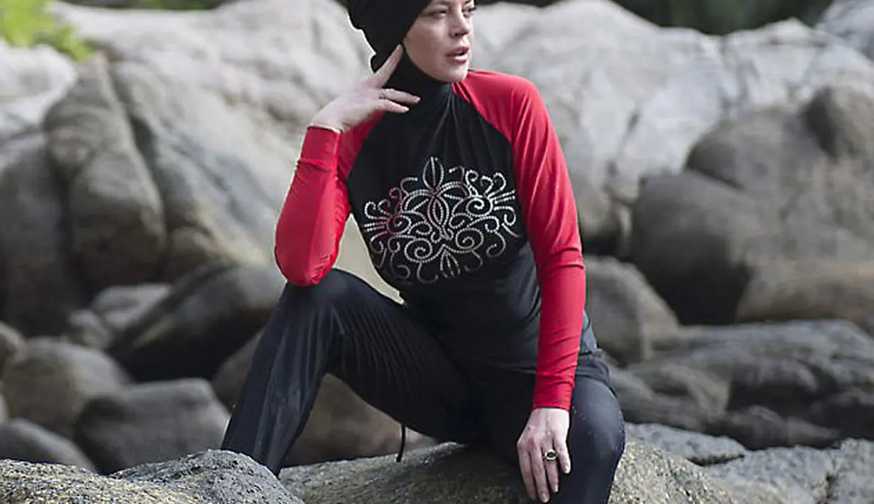 Lindsay Lohan, wanita kelahiran asal New York ini nampaknya semakin mendalami ilmu agama Islam. Masih simpang siur terkait agama yang diyakininya saat ini, namun sikapnya menunjukkan Lindsay seorang muslim. (doc.dailymail.com)