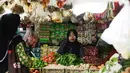 Pedagang melayani pembeli kebutuhan pokok di Pasar Lembang, Tangerang, Selasa (24/8/2021). Berdasarkan survei pemantauan harga yang dilakukan bank sentral pada minggu ketiga Agustus 2021, inflasi diperkirakan sebesar 0,04% secara bulanan atau month on month (mom). (Liputan6.com/Angga Yuniar)