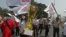 Dalam aksinya, Bara JP membawa trofi warna keemasan setinggi satu meter berbahan kardus di depan Istana Negara, Jakarta, (30/9/14). (Liputan6.com/Faizal Fanani)