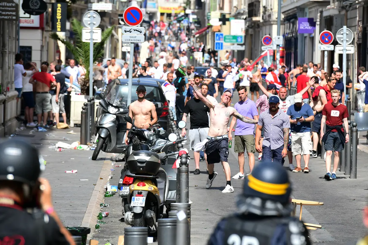 20160612- Fans Inggris Bentrok dengan Fans Rusia di Marseille-Prancis-AFP Photo-