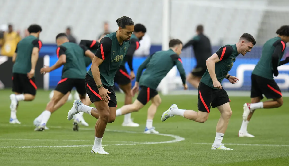 Pemain Liverpool Virgil van Dijk melakukan pemanasan saat sesi latihan di Stade de France, Saint Denis, Prancis, 27 Mei 2022. Liverpool dan Real Madrid membuat persiapan terakhir mereka sebelum saling berhadapan dalam pertandingan sepak bola final Liga Champions. (AP Photo/Manu Fernandez)