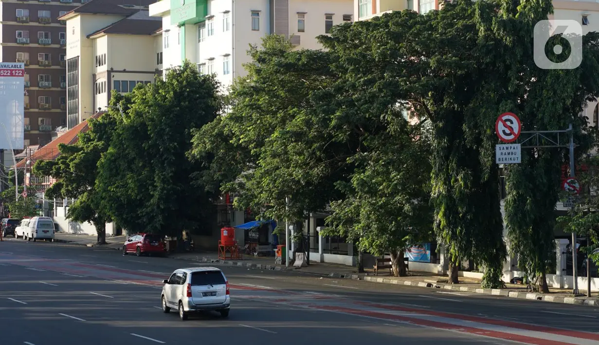 Suasana Jalan Matraman Raya yang sepi dari aktivitas ibadah salat id di Jakarta, Minggu (24/5/2020). Adanya pandemi Covid-19 menyebabkan kegiatan salat id 1441 H di lokasi tersebut ditiadakan. (Liputan6.com/Immanuel Antonius)