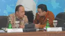 Menteri Ristek dan Dikti, Muhammad Nasir, dan Mendikbud, Anies Baswedan, saat rapat kabinet paripurna di Jakarta, Senin (3/11/2014). (Liputan6.com/Herman Zakharia) 