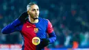 Pemain Barcelona, Raphinha, melakukan selebrasi setelah mencetak gol ke gawang Real Betis pada laga babak 16 besar Copa del Rey 2024/2025 yang dihelat di Estadi Olimpic Lluis Companys, Kamis (16/1/2025) dini hari WIB. (AP Photo/Joan Monfort)