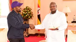 Pertemuan Presiden Uganda, Yoweri Museveni dengan rapper AS, Kanye West di Gedung Negara, Entebbe, Senin (15/10). Kanye West mengunjungi negara di Afrika timur itu untuk menyelesaikan rekaman album kesembilannya. (AFP/UGANDAS PRESIDENTIAL PRESS OFFICE)