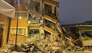 Sebuah bangunan runtuh terlihat setelah gempa bumi di Pazarcik, di provinsi Kahramanmaras, Turki selatan, Senin dini hari, 6 Februari 2023. Laporan The Guardian, Senin (6/1/2023) menyebut, sedikitnya 10 orang tewas di Turki setelah gempa mengguncang selatan negara itu dan juga Suriah utara, kata dua pejabat Turki. (Depo Photos via AP)