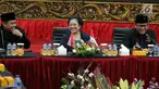 Ketua Umum PDIP Megawati Soekarnoputri bersama Sekjen PDIP Hasto Kristiyanto mengadakan pertemuan dengan organisasi Ikhwanul Muballighin di DPP PDIP, Jakarta, Kamis (26/4). (Liputan6.com/JohanTallo)