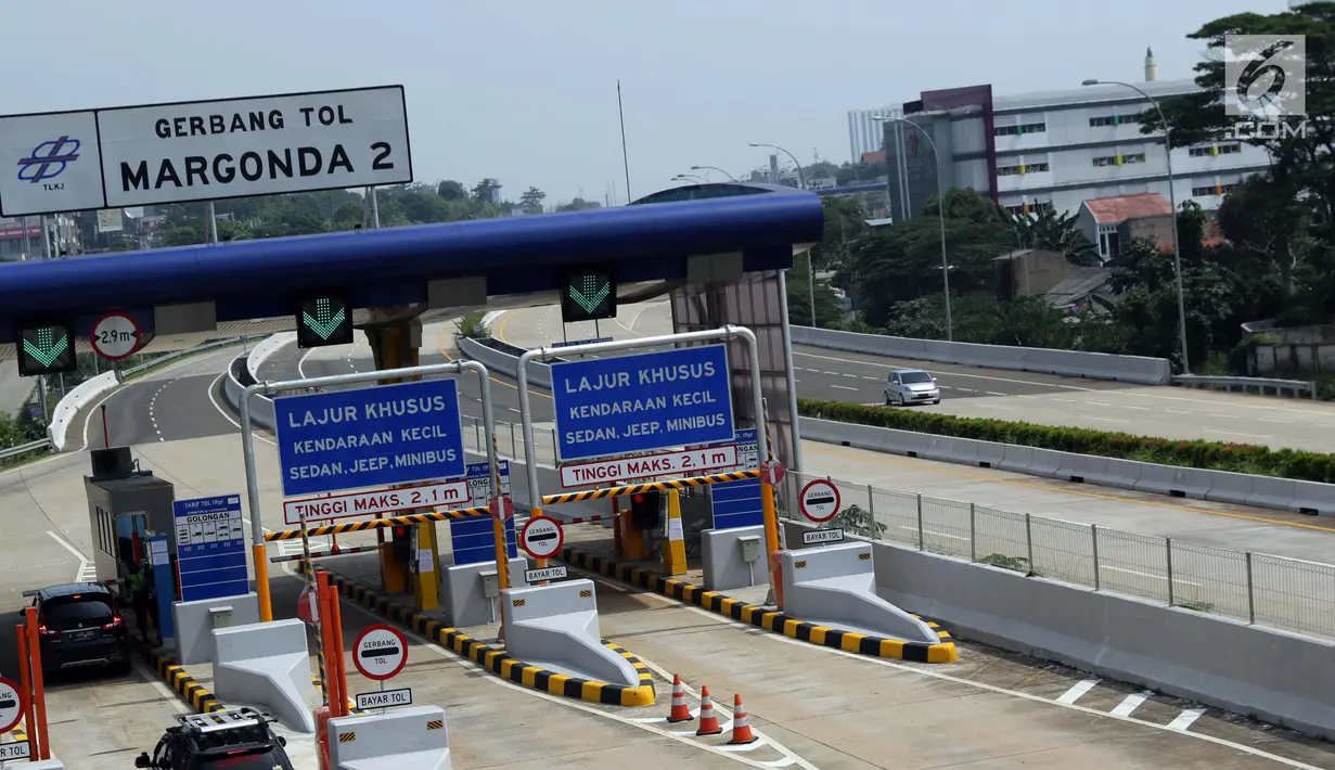 Pengendara memasuki gerbang tol Margonda II, Depok, Jawa Barat, Selasa (4/6/2019). Pembukaan ruas tol Cijago Seksi II secara fungsional tersebut dimulai 3 Juni 2019 pukul 14.00 WIB hingga 10 Juni 2019 pukul 14.00 WIB. (Liputan6.com/Helmi Fithriansyah)