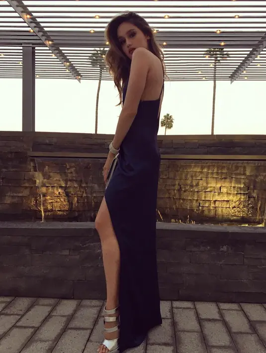Dengan dress warna hitam bermodel belahan tinggi, Cinta Laura terlihat begitu cantik menawan. (Foto: instagram.com/claurakiehl)